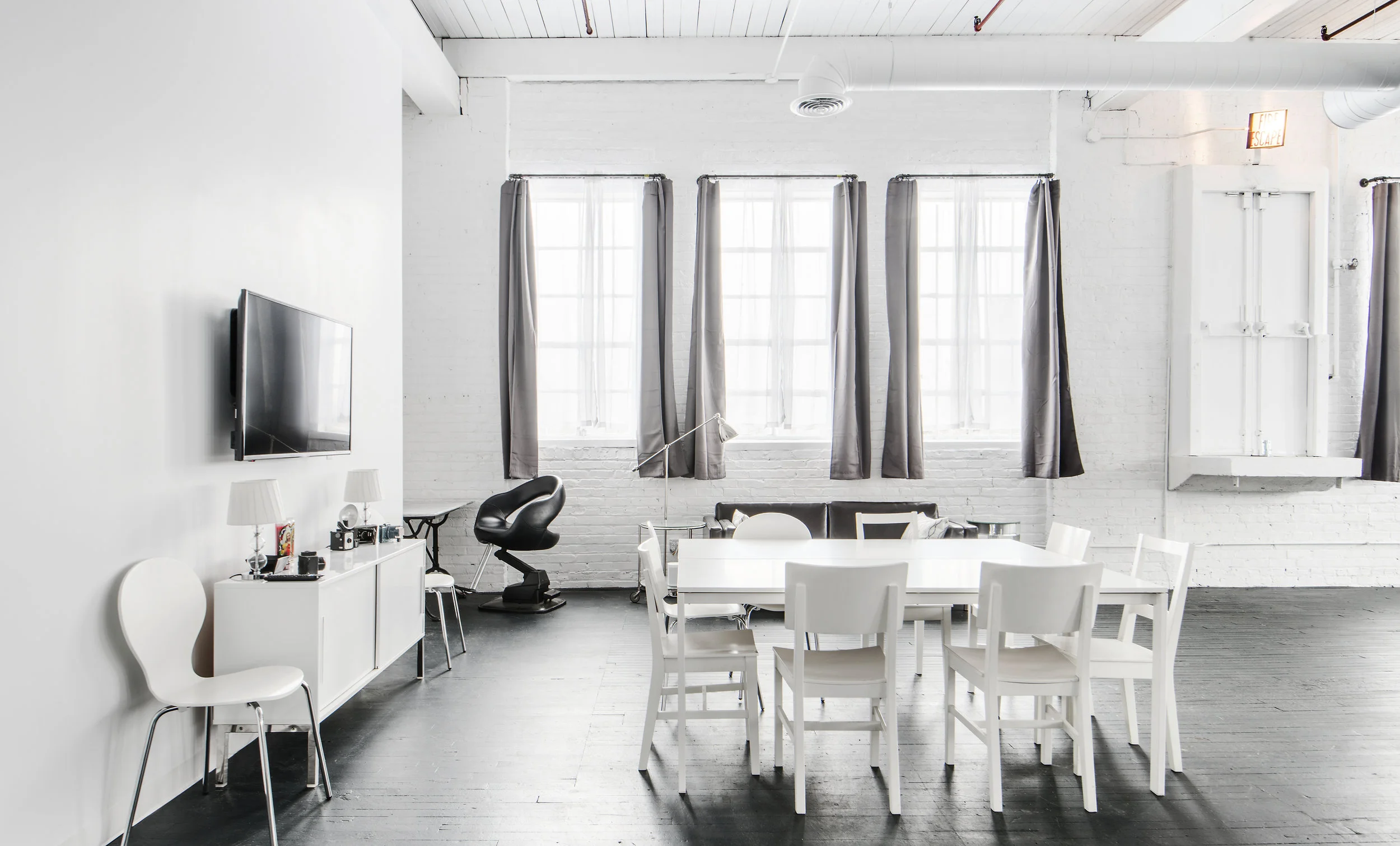 White client area and daylight windows at Stopover Studios